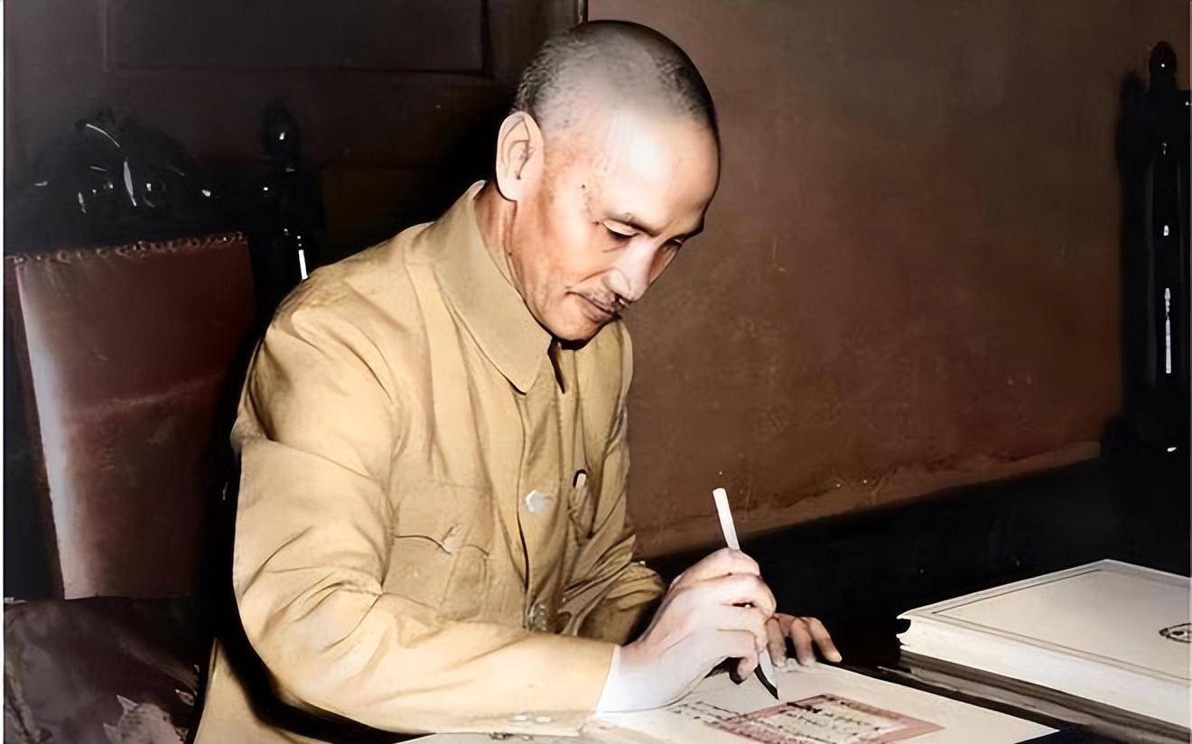 此时宋霭龄看到了蒋介石身上的潜质,她看出小妹的心中所想,为其讲解了