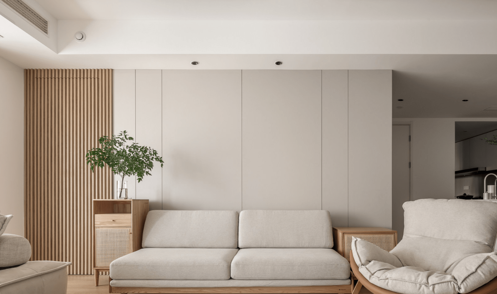 沙发背景墙采用米色石膏板,原木格栅两种材质来设计,再通过不同的线条