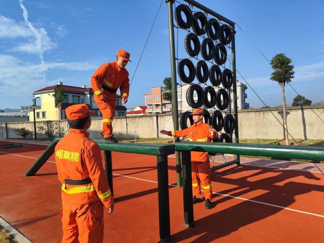 跟随"蓝朋友"的脚步,一起来寻求200米灭火障碍的奥妙