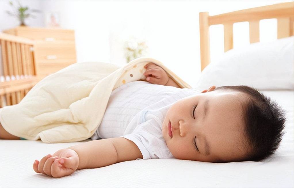 新生儿出生的头三个月,父母尽量抱着孩子睡,别怕麻烦