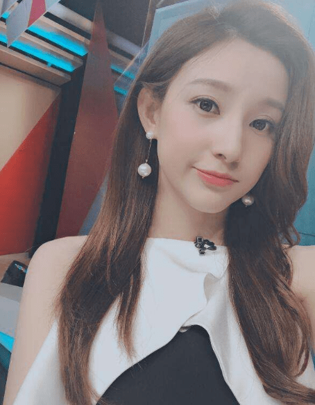 电视美女主持现场失误,泳裤意外滑落,淡定走完全程:谁爱看谁看_马凡舒