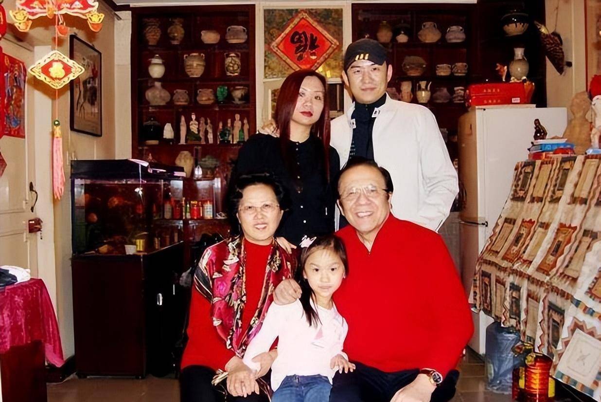 歌唱家杨洪基:和平凡妻子结婚50年,老婆和儿子都是他的骄傲