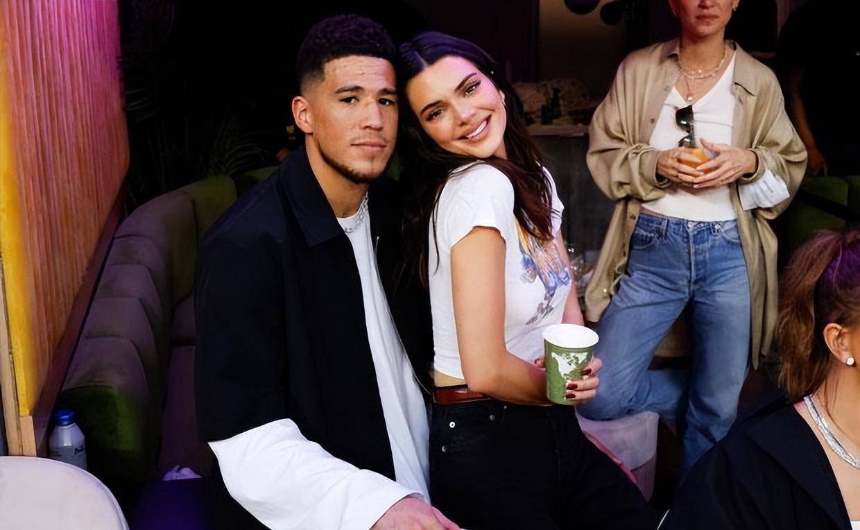 比伯夫妇手牵手与肯豆聚餐,海莉寒风中光腿现身,与闺蜜感情好_德文