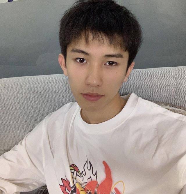 艺人大家应该都不陌生,那就是r1se男团的何洛洛,要说原际画是怎么建立