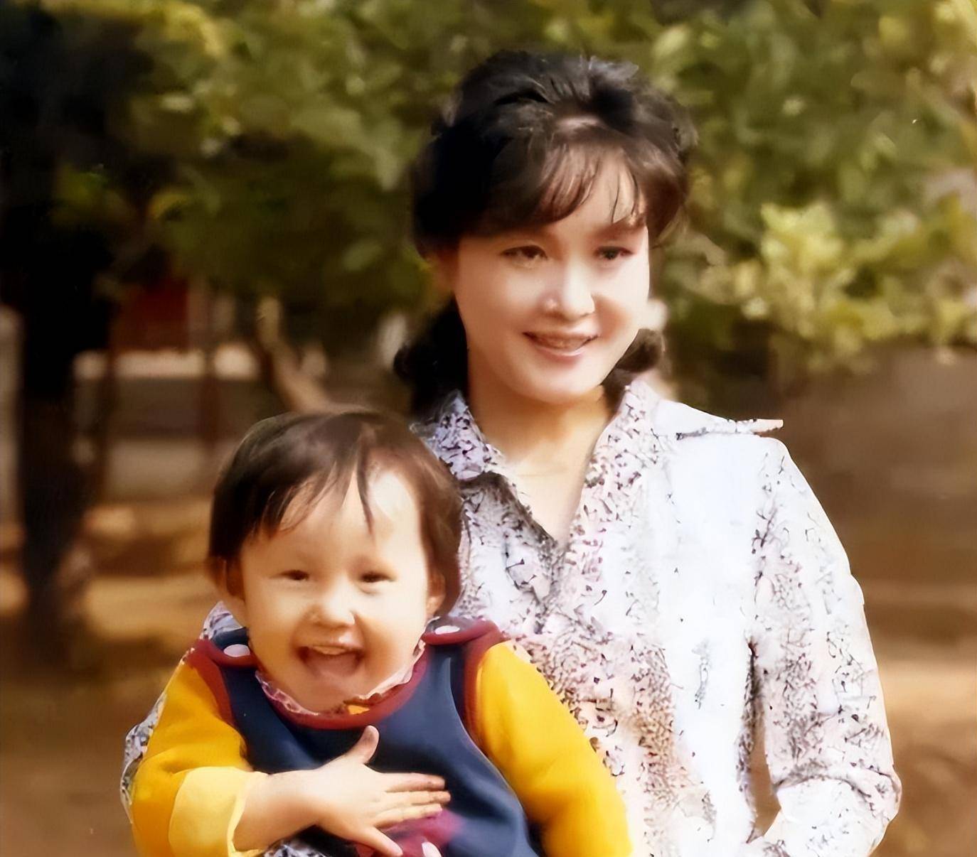 李谷一女儿肖一:虽然妈妈忙于工作没空管我,但我仍然以她为骄傲