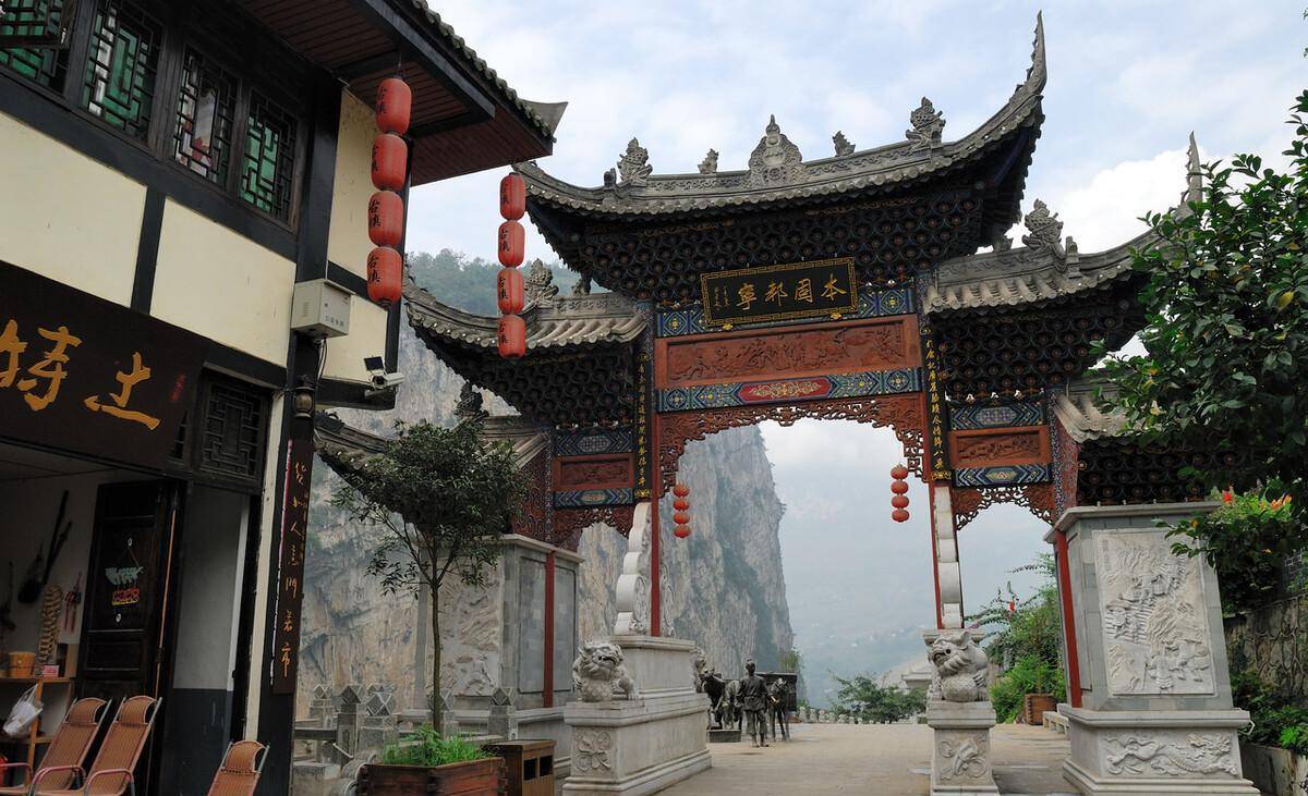 豆沙关是一个具有2200多年悠久历史的古镇,公元前四世纪的南丝绸之路