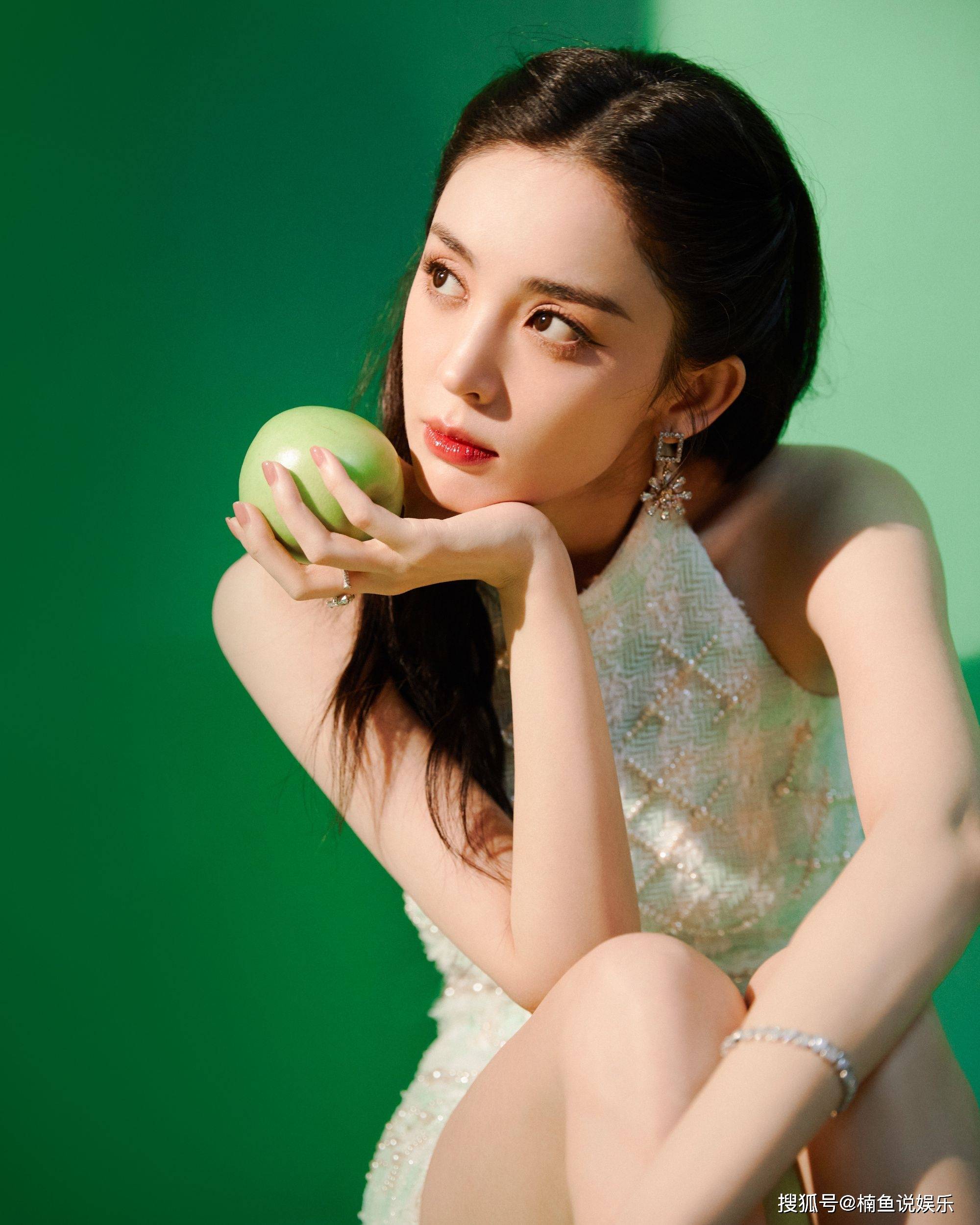 古力娜扎美得好高级,手捧青苹果拍写真,双眸灵动太有气质了_观众_公主