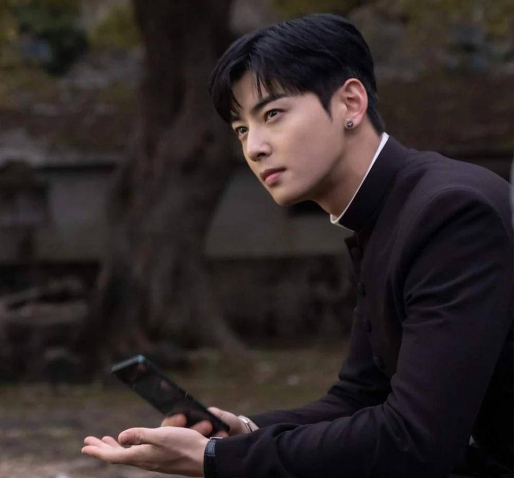 车银优饰演最潮神父,戏份不多却表现亮眼,床咚驱魔的场面引热议_约翰