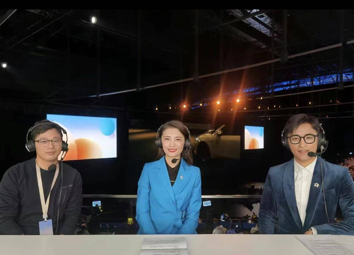 名主持马滢携总裁老公恩爱现身,全家豪宅前合影,女儿丹凤眼像爸_安徽