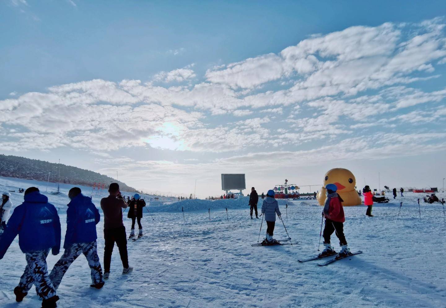 9元(雪具使用费 保险85/人另付)嵩顶滑雪场位于郑州市巩义市嵩山太室