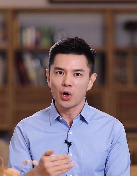 51岁前电视名嘴赵普,被刁难离开电视,如今成了中国匠人大学校长