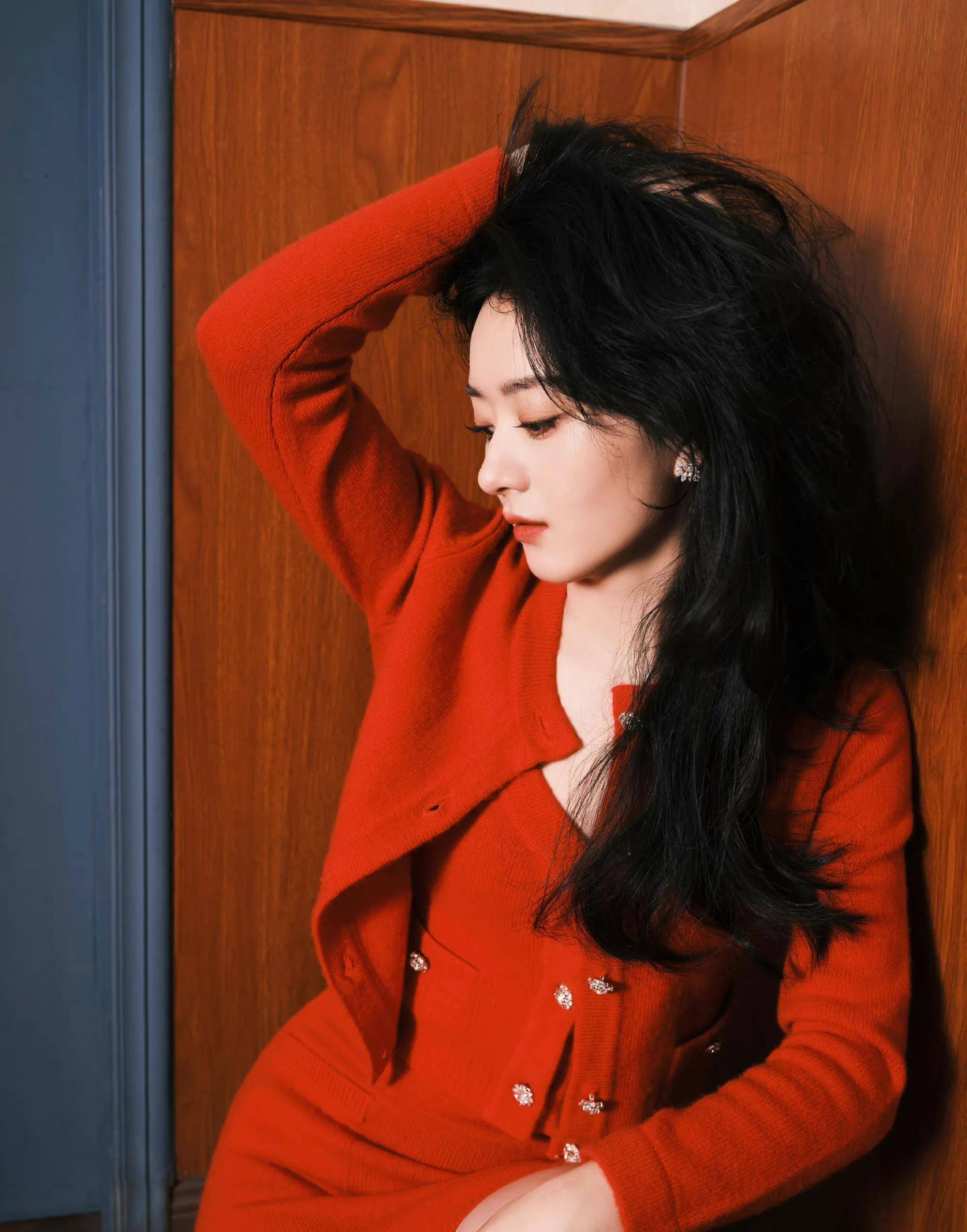 赵丽颖新年红喜庆大片,扎双马尾蝴蝶结盘发好俏皮灵动