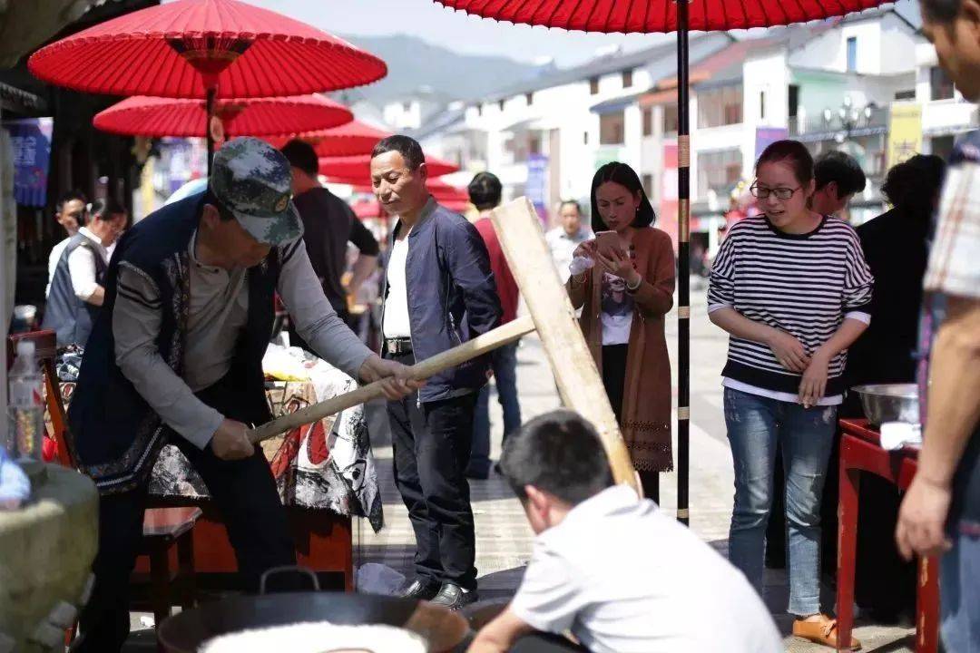 有畲乡棍凳,竹竿舞,五步拳,七步拳,大回拐棍等富含畲族特色的武术