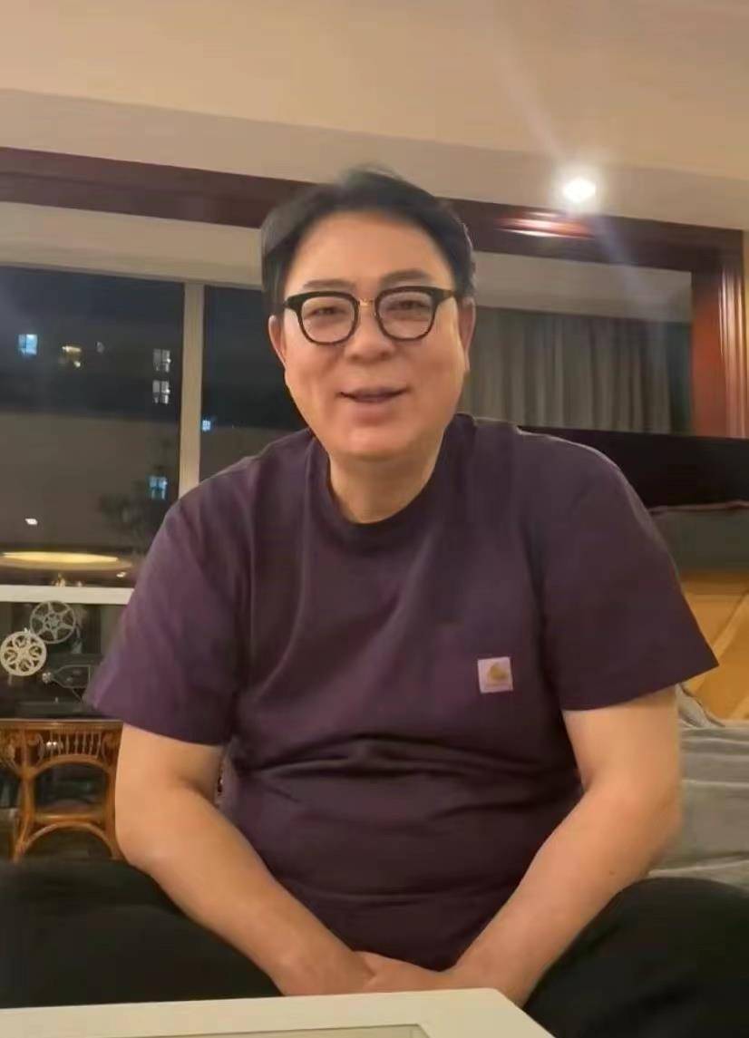 64岁张铁林现身酒馆,眉眼带笑红光满面,与小15岁高亚麟如同龄人_网友