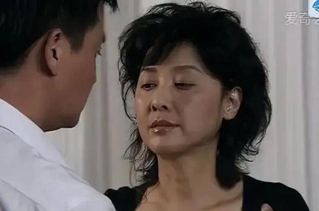 朱琳一向饰演温柔知性的美人,在2010年的电影《重案六组》中,她终于一