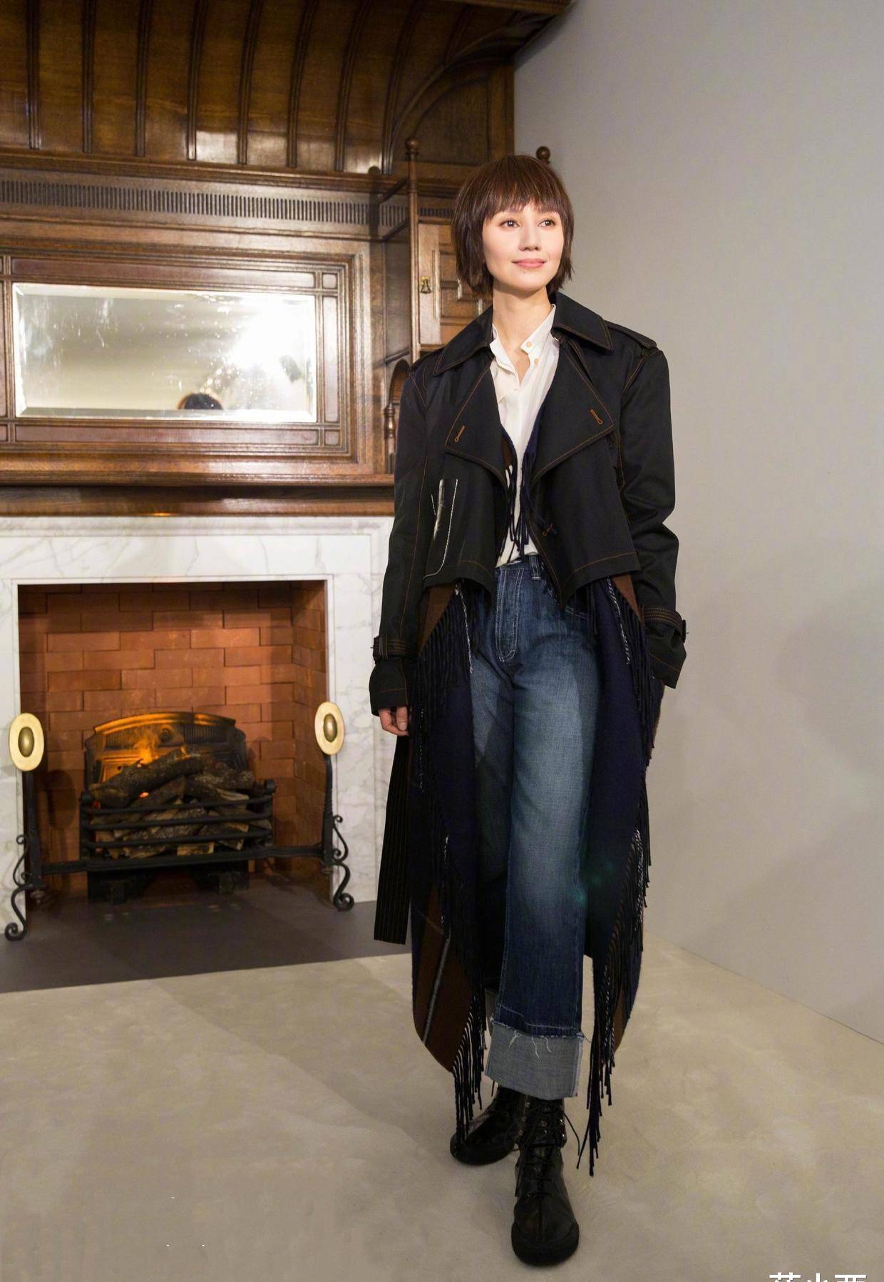 袁泉的穿搭才叫高级,连穿棉服配牛仔裤都这么气质,太有国际范_卫衣