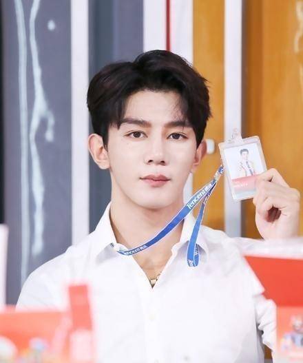 r1se解散上热搜,周震南不该无辜背锅,夏之光获粉丝力挺_任豪_微博