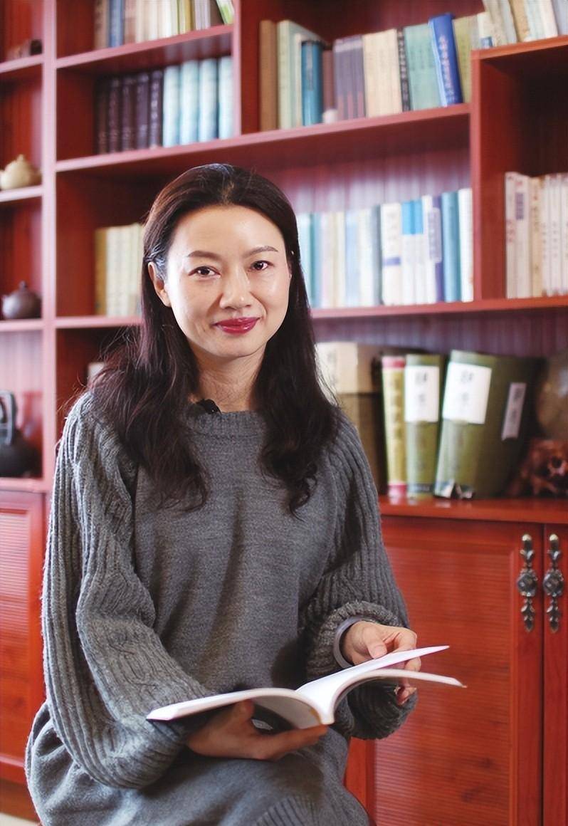 鉴此,杨雨教授的课在整个中南大学也是最受欢迎的,便由此出了名,而后