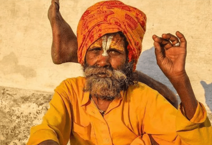 印度"最牛"苦行僧,高举右手臂48年从未放下,如今变啥样了?