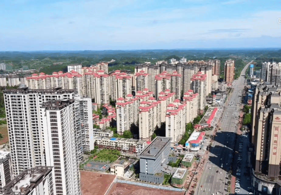 从安岳县城到成都,重庆都在1小时左右,到内江,遂宁只需要半小时,交通