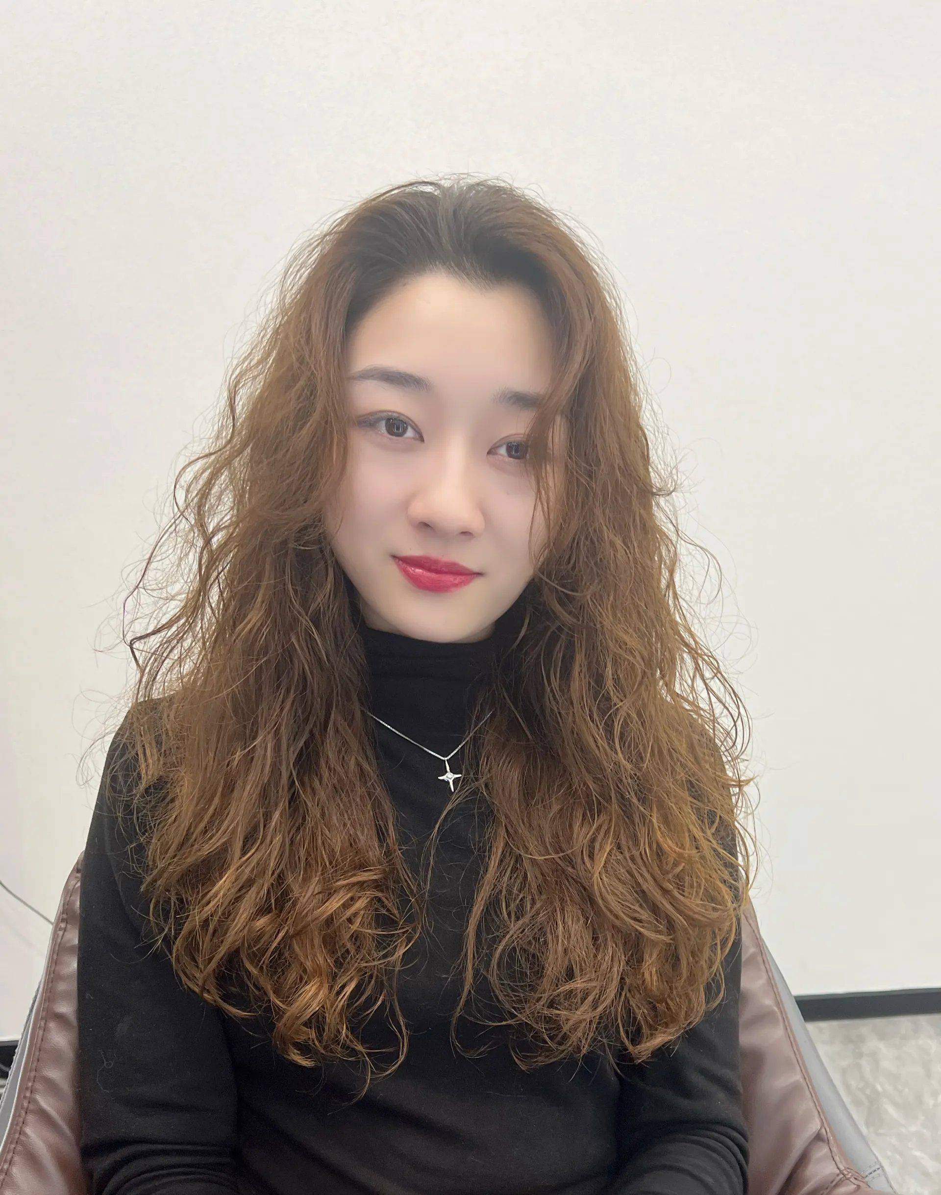 头发细软的女性朋友如果喜欢留长发的话同样适合卷度多一些的烫发