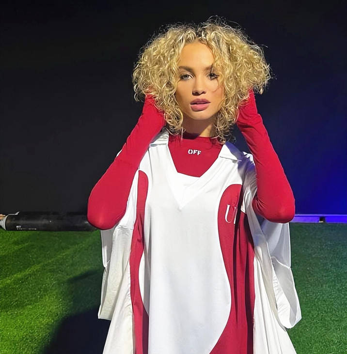 姆巴佩新女友曝光,背12万的包挺阔气,骨感身材青睐裹胸