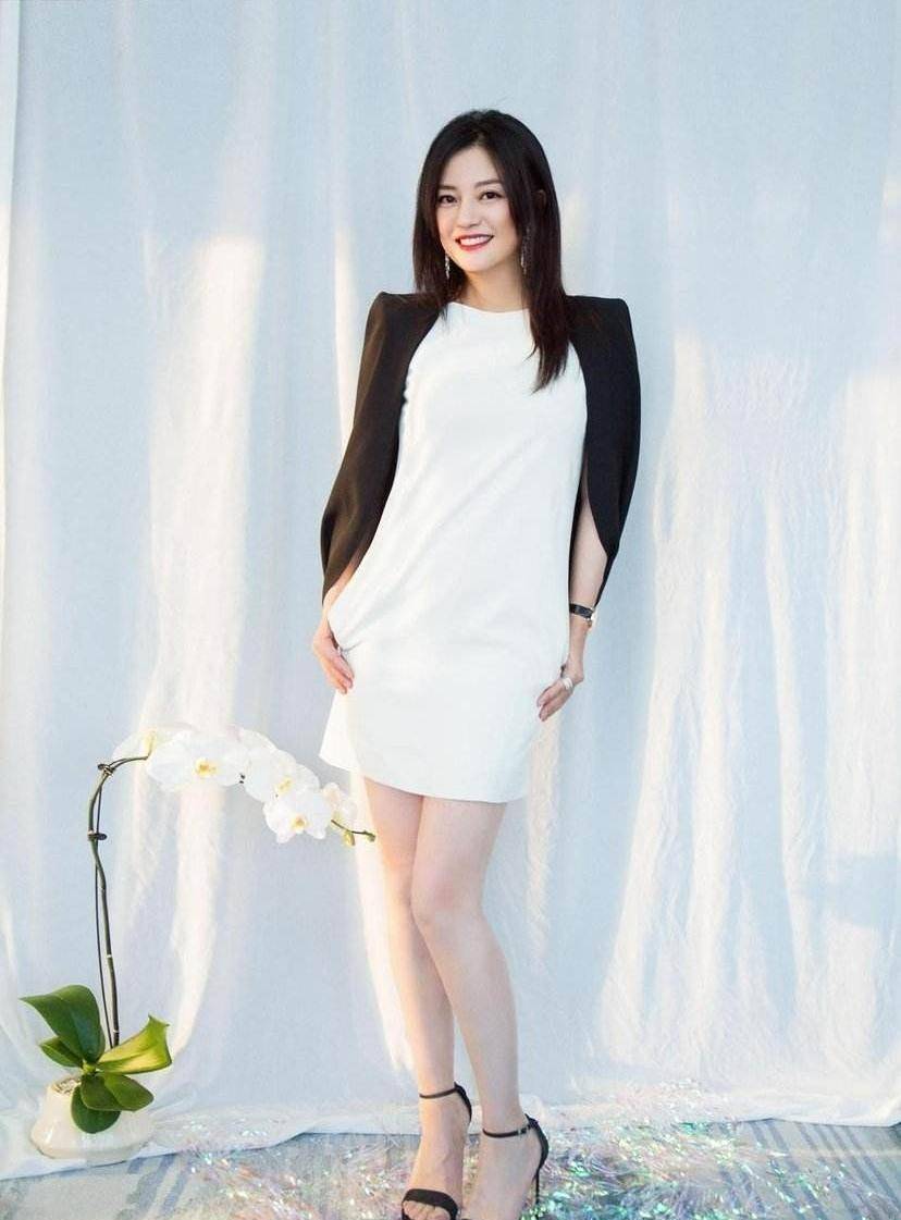 赵薇真够时髦,44岁染渐变发穿复古娃娃裙像少女,小花们都嫉妒了_造型