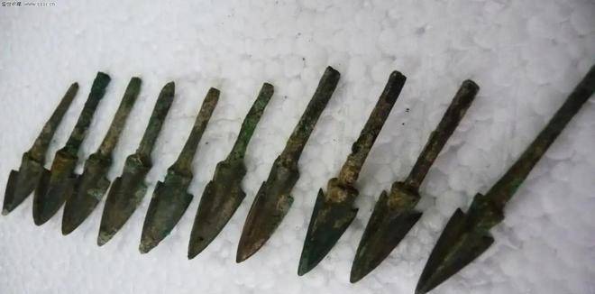 凤羽箭也是弩箭的一种,箭头的两翼像是凤凰的翅膀一样,因此被叫做"凤