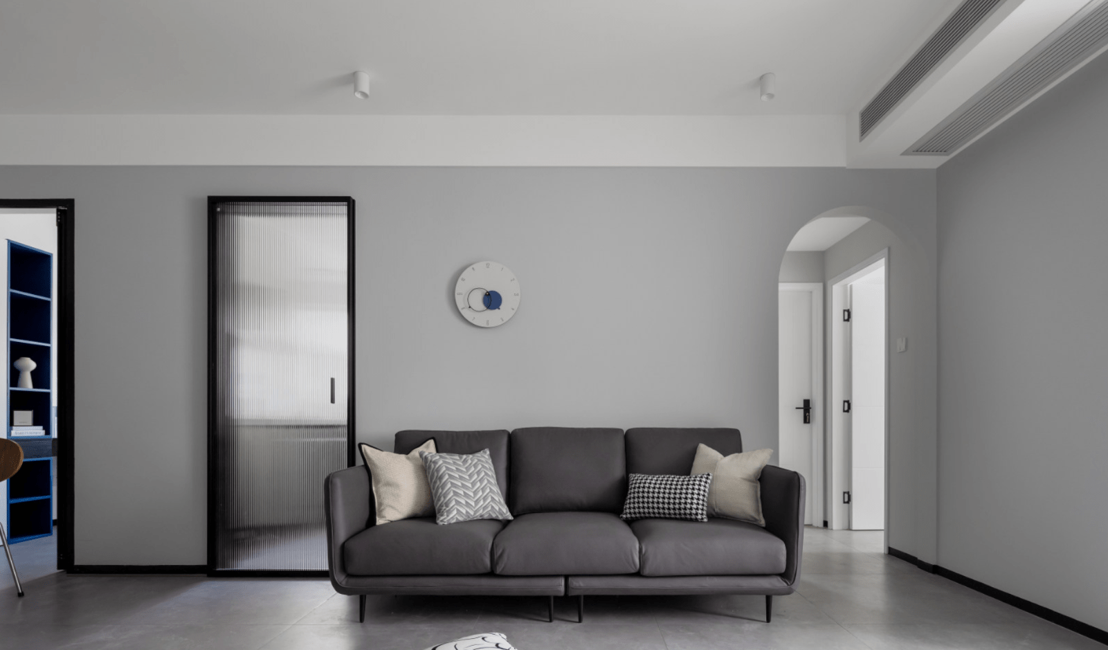 沙发墙刷上了灰色的乳胶漆,在空间大面积留白的基础上,可以让空间层次