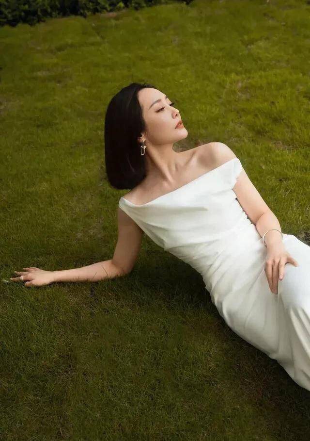 李纯拍性感写真,开叉裙露美腿!美背事业线!性感妩媚!太迷人!