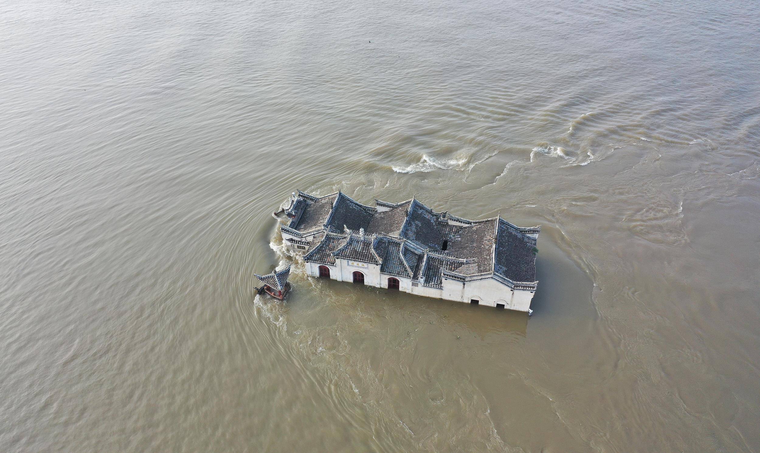 长江鄂州段水位上涨 观音阁逐渐被洪水淹没_湖北