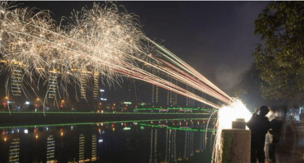 还有一种叫"加特林","彩珠筒"的炮,也是同样的事理.