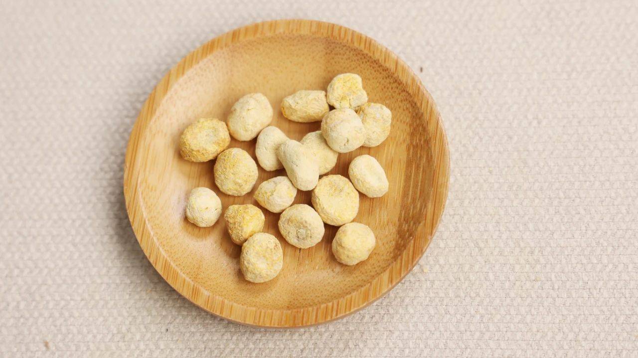 半夏泻心汤中辛温的半夏,具有散结除痞的功效,又善于降逆止呕,干姜的