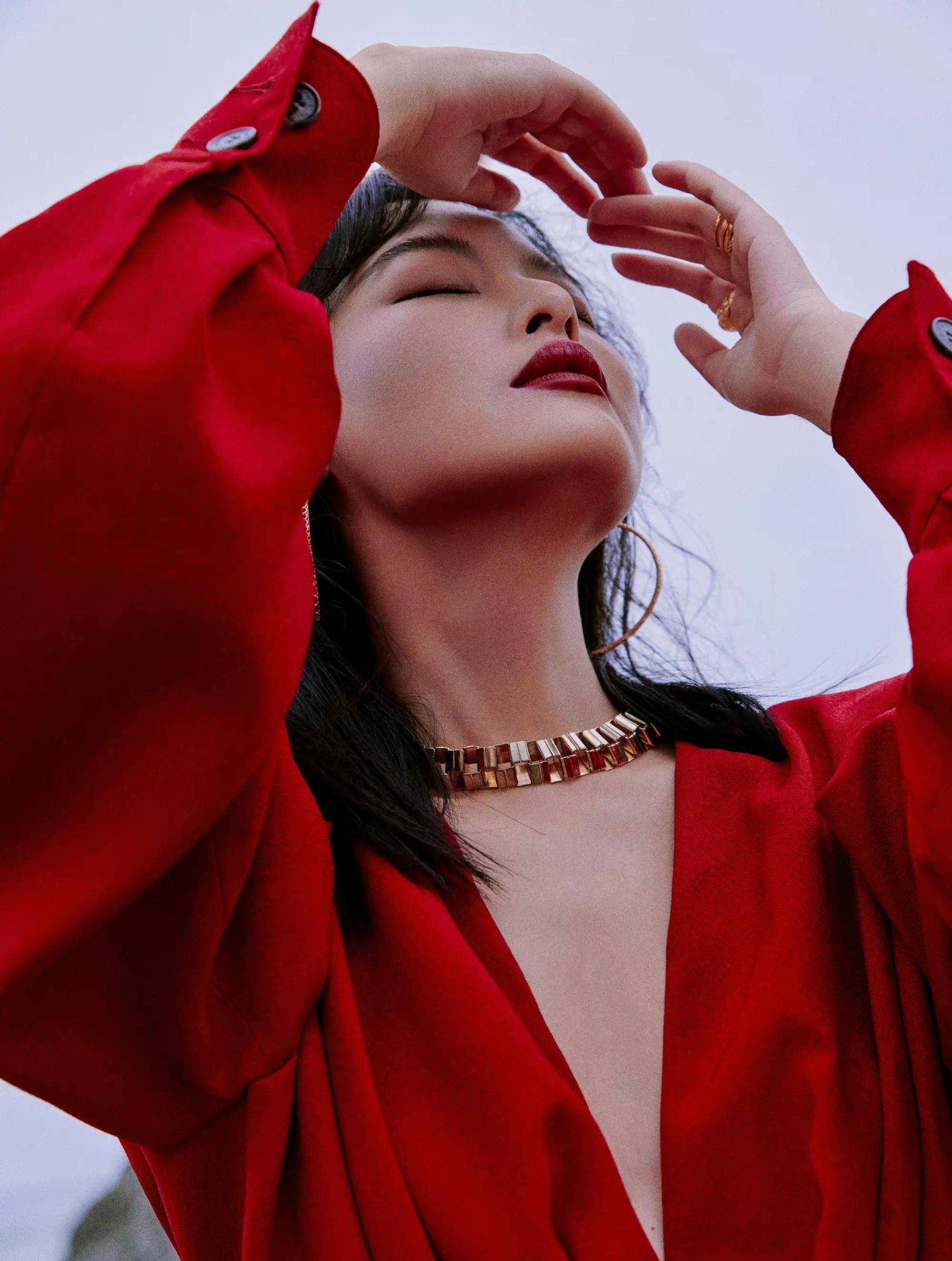 辛芷蕾红裙海边质感大片,美艳明媚,酷飒不羁._海水_中国_明星