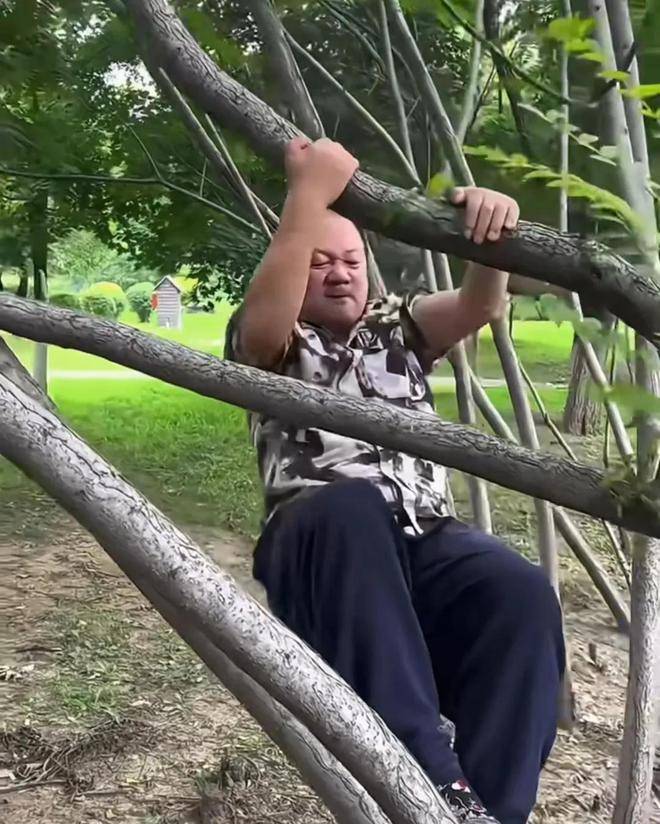 谢广坤,爬树掏鸟窝,从高空重重摔下来,隔着屏幕都感到疼痛_广坤叔