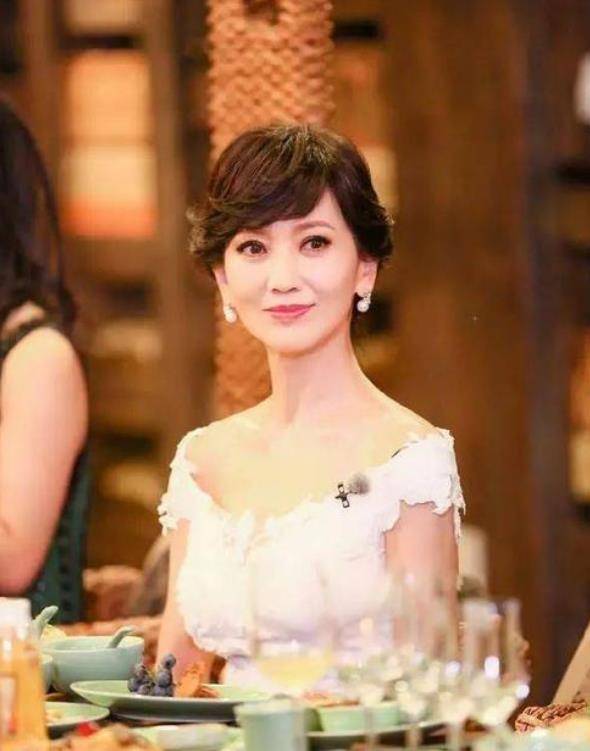 一女坐石头上猜一成语是什么_看图猜成语天天来猜图一个女子和三个石头答案