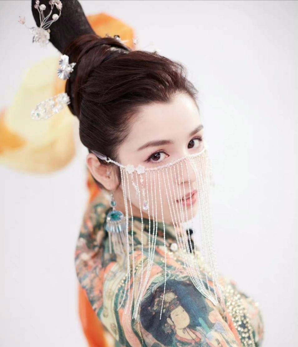 其次,哈尼克孜在国风综艺节目《国风美少年》中的敦煌造型也让观