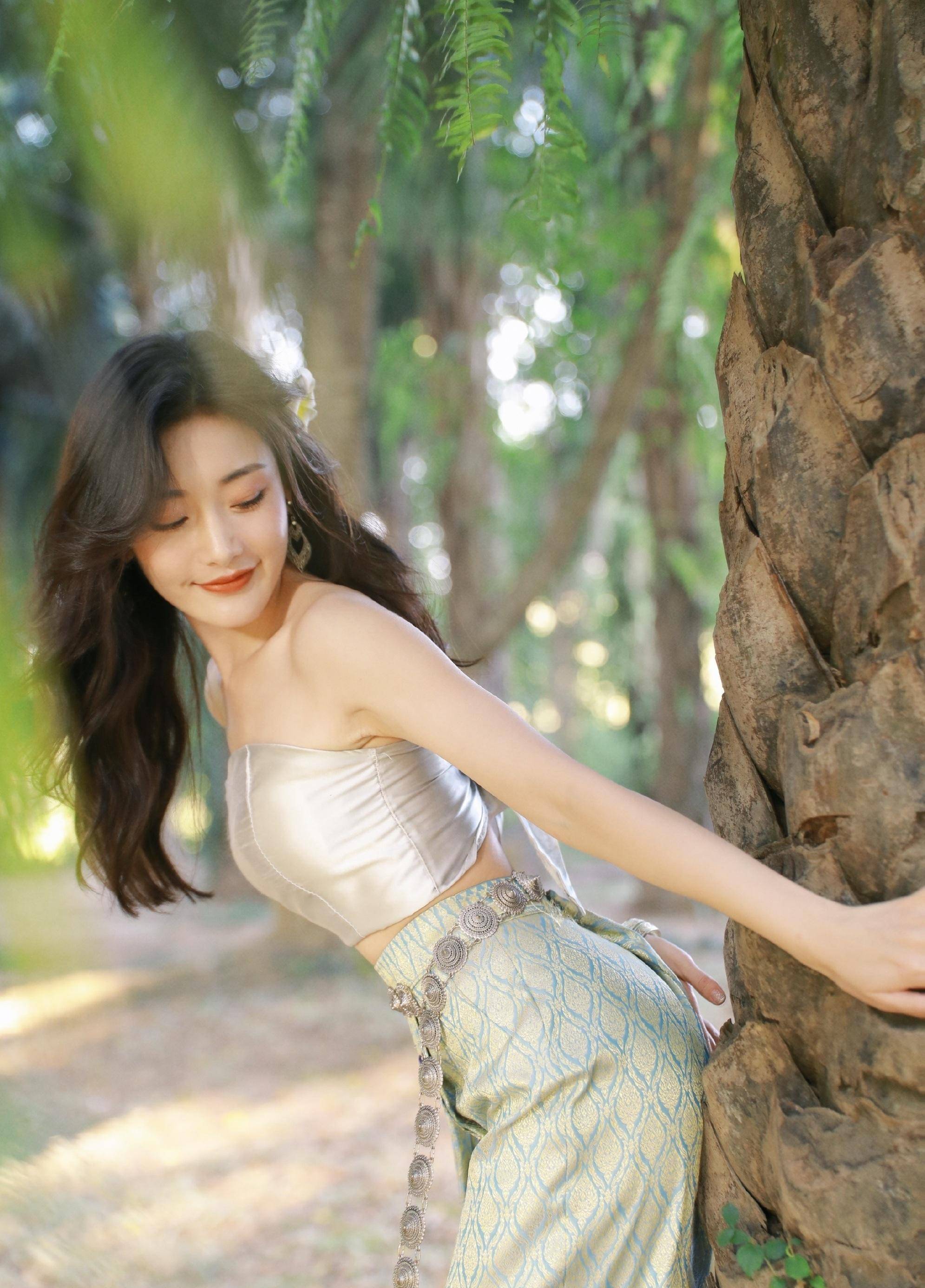 东方"玛丽莲·梦露"-孟璐晒魔鬼身材写真,俏丽如18岁少女_孟潞