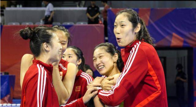 女排赛前朱婷倒扣丁霞锁喉抱王梦洁,事后犹如孩子赶紧开溜_比赛_中国