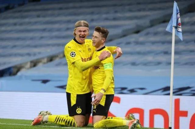 第90分钟,京多安助攻福登破门完成绝杀,最终曼城主场2-1击败多特蒙德.