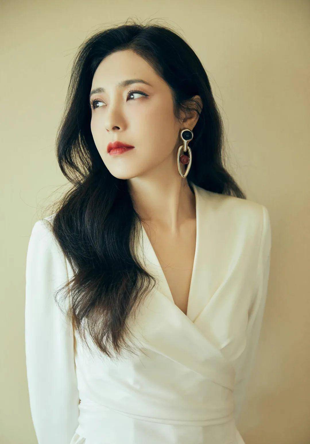 你看曾黎,当庭长就有女主的感觉!_中庭_发型_刘海