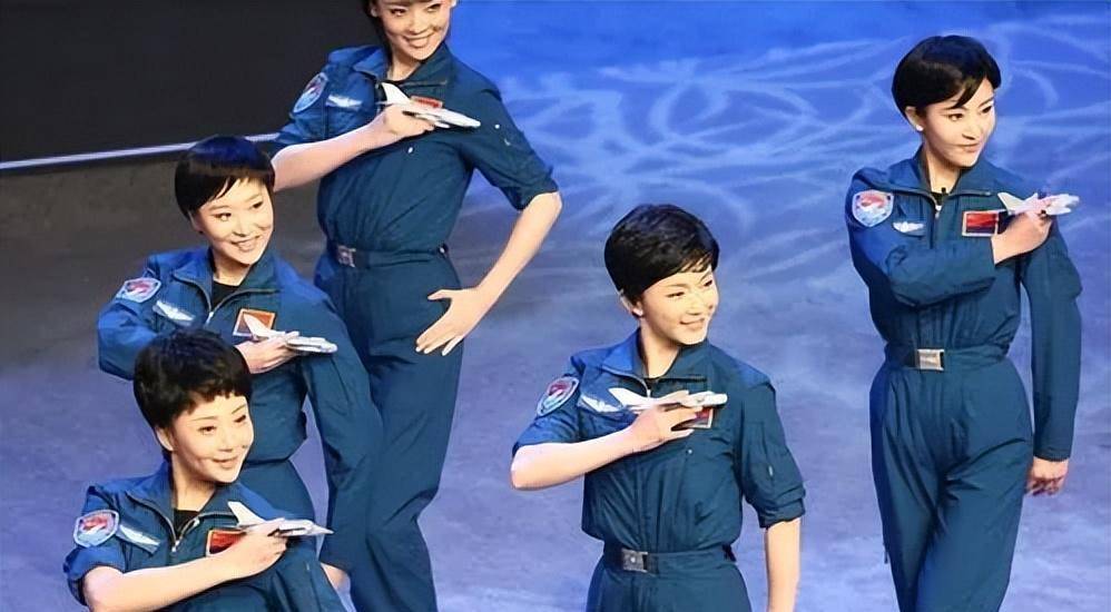 登上春晚 首次单飞2010年1月初,余旭和其他15位歼击机女飞行员接到