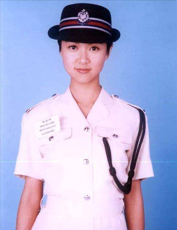 10位香港女星的警服照,把蔡少芬惠英红等放一起看,差距就出来了
