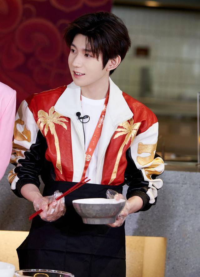 王源上台制作拉面,做面技巧看呆迪丽热巴,高素质行为获网友盛赞_垃圾