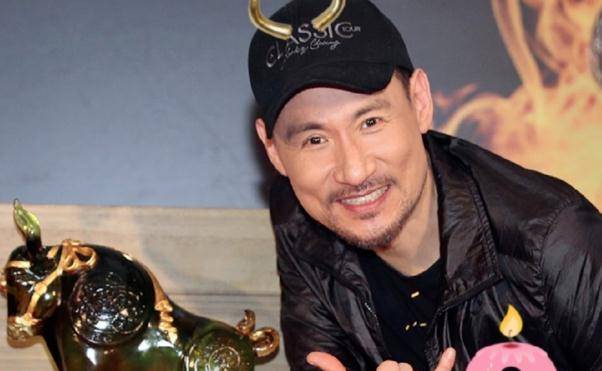 61岁张学友现身街头,与粉丝合影亲和力十足,打扮低调太接地气_中国