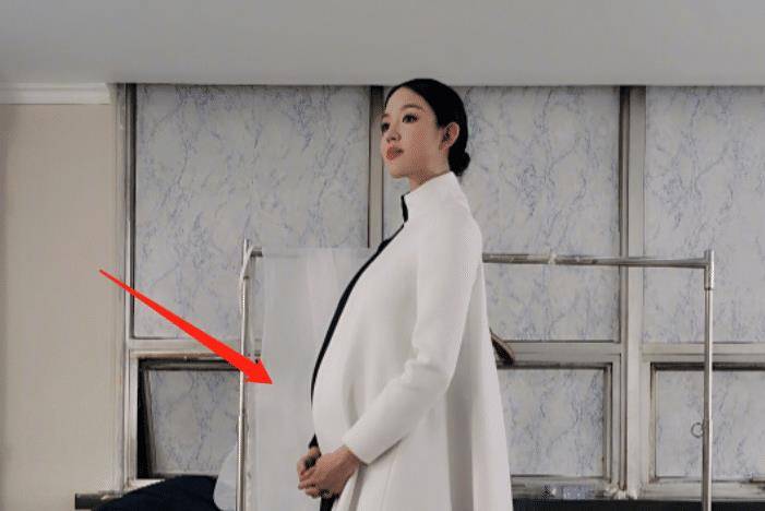 张梓琳太敬业了,怀二胎六个月,穿着高跟鞋和奚梦瑶她们走秀_舞台_状态