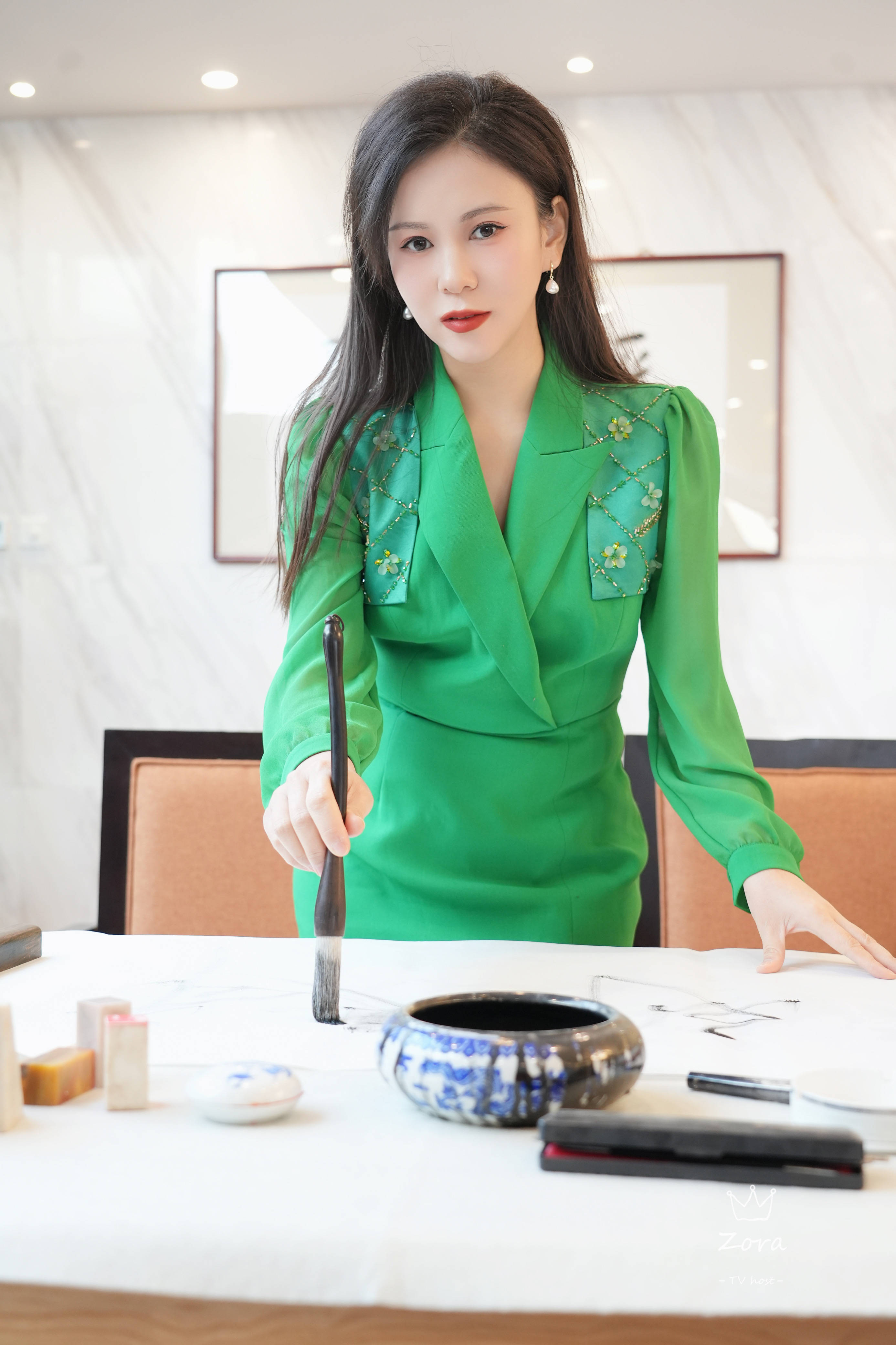 主持人刘美希写真大片曝光 一颦一笑尽显知性优雅_设计_裙子_衣服