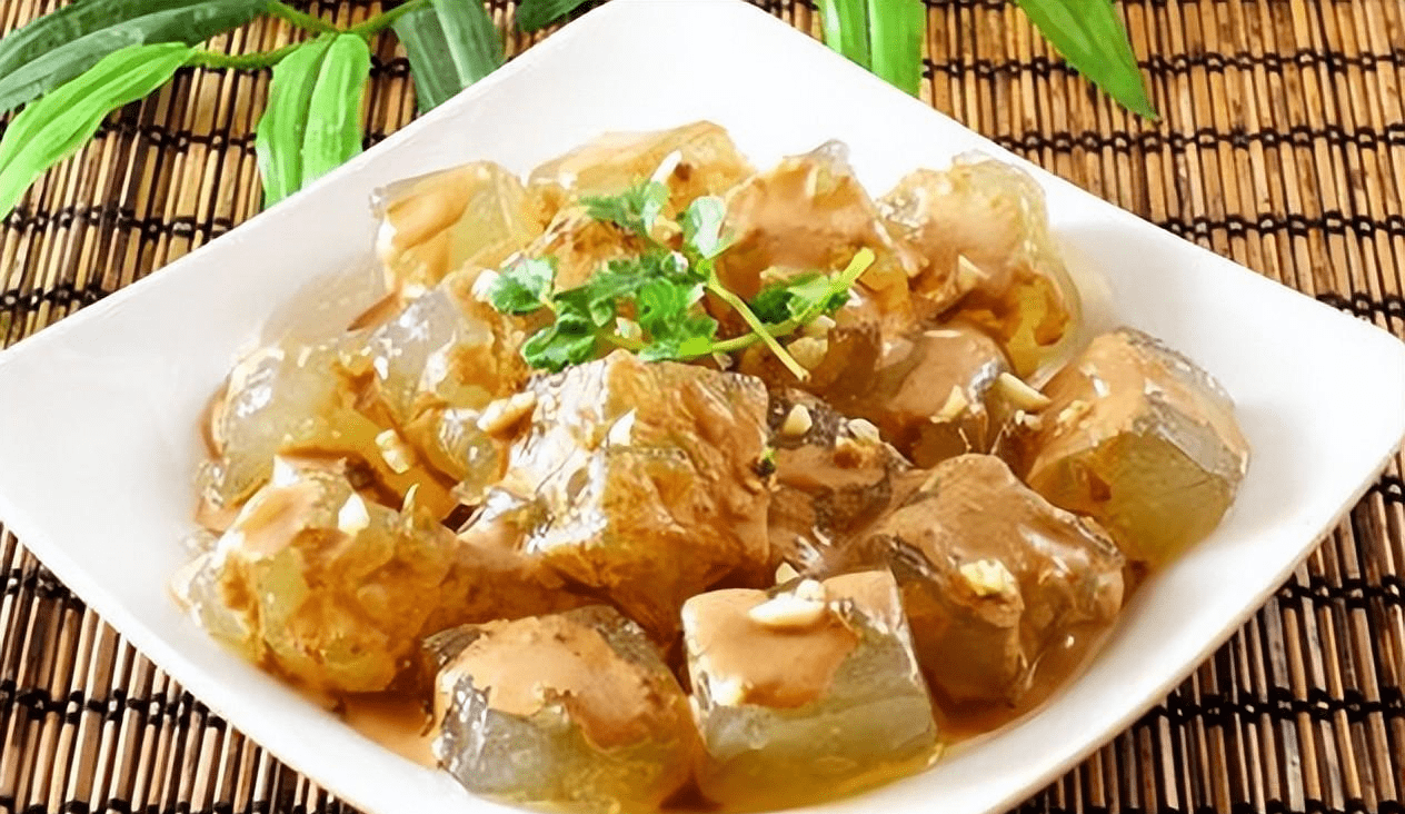 又称:"百乐烧鸡","田家熏鸡",是辽宁省丹东市的特色小吃,已有100多年