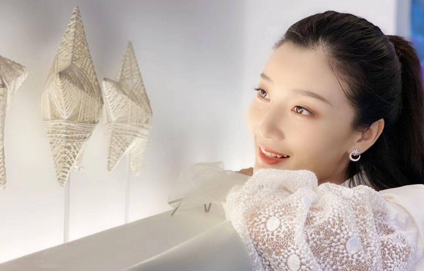 杨小曼近照,她是歌手冷漠的妻子,网友:人美歌甜,有颜值有实力