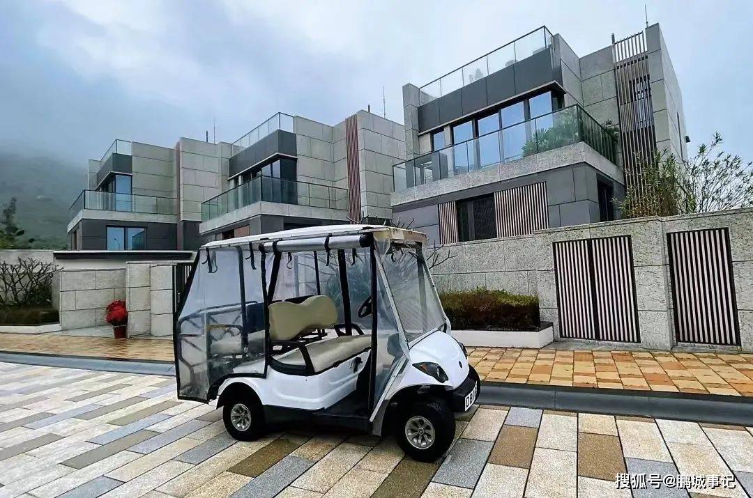 每幢洋房还设有偌大私人花园及天台,花园面积达到1,963至4,124平方呎5